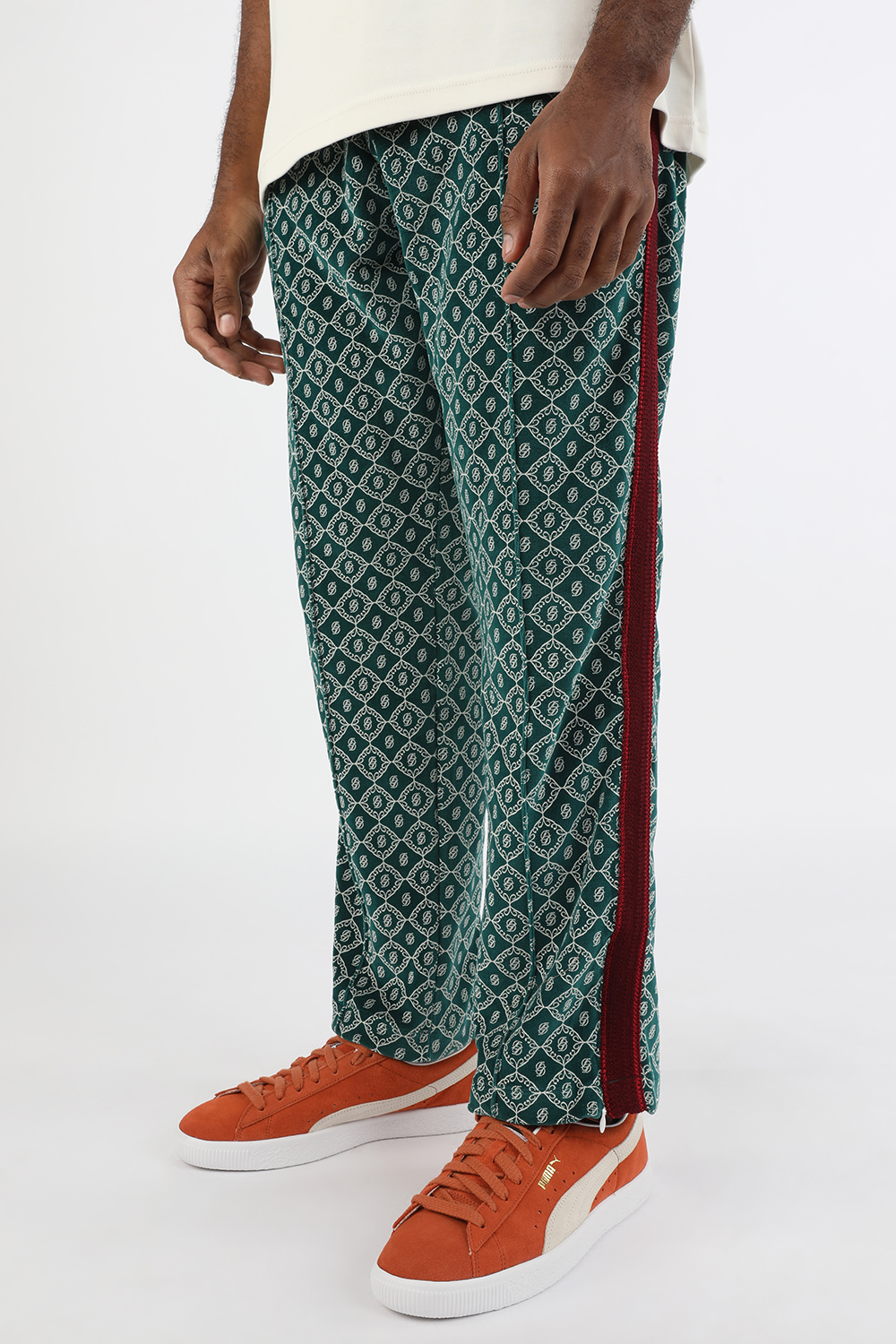 תמונת כל הלוק של נעלי סניקרס זמש בצבע כתום